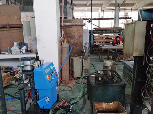 聚氨酯門板澆注 江蘇聚氨酯發泡機(圖1) 江蘇聚氨酯發泡機