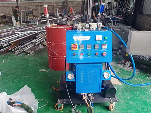 斷橋鋁型材空腔里的發泡(圖1) Q2600D斷橋鋁型材空腔填充聚氨酯發泡機