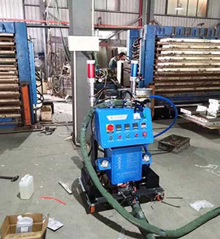 聚氨酯門板噴塑(圖1) Q2600D定時定量聚氨酯門板噴塑設備