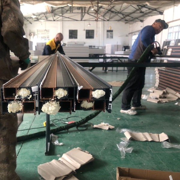 聚氨酯噴涂發泡一體機(圖3) 鋁型材填充發泡聚緣脂