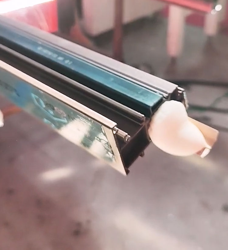 斷橋鋁型材空腔里的發泡(圖5) 斷橋鋁型材空腔里的發泡