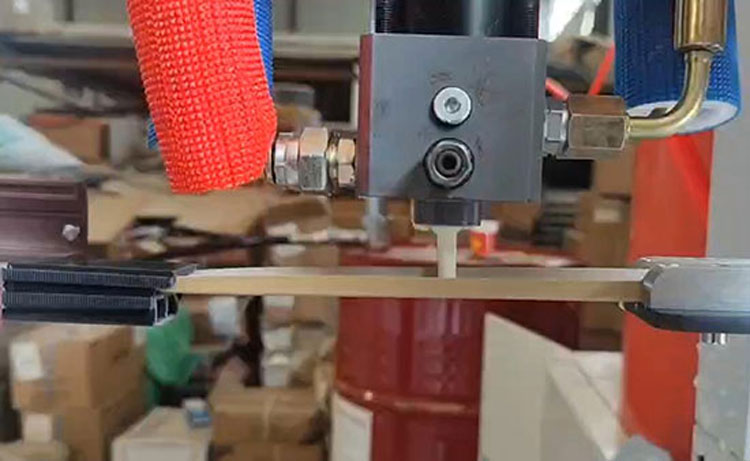 斷橋鋁型材空腔里的發泡(圖1) 斷橋鋁型材空腔里的發泡