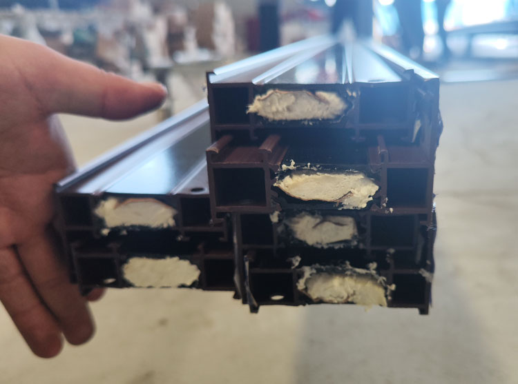 斷橋鋁型材空腔里的發泡(圖4) 斷橋鋁型材空腔里的發泡