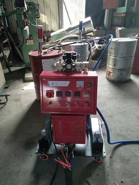 聚氨酯發泡熱水器(圖1) D型水箱澆注聚氨酯發泡設備