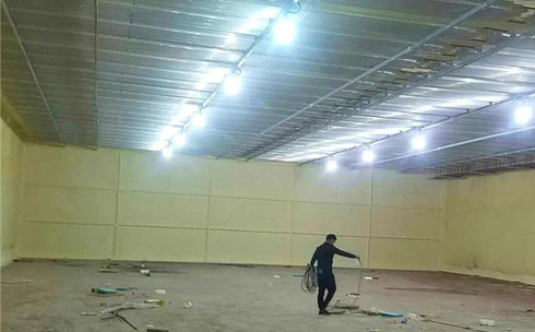 冷庫墻體保溫聚氨酯噴涂機現場施工(圖1) 冷庫墻體保溫聚氨酯噴涂機現場施工