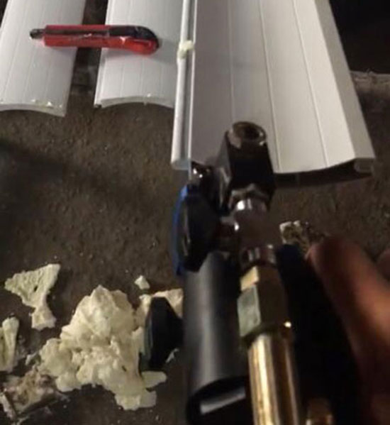 水晶卷簾門保溫填充聚氨酯澆注機(jī)(圖1) 水晶卷簾門保溫填充聚氨酯澆注