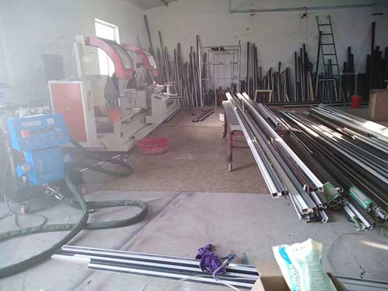 鋁型材門窗保溫聚氨酯澆注機(圖1) 鋁型材門窗保溫聚氨酯澆注