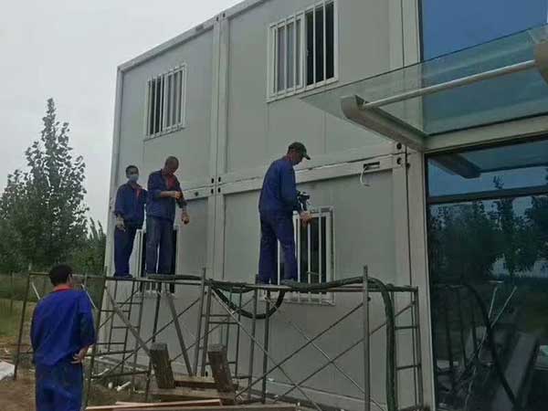 輕鋼別墅房噴涂聚氨酯保溫用什么發泡機(圖1) 輕鋼別墅房噴涂聚氨酯保溫