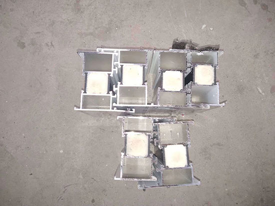 鋁合金門窗保溫填充聚氨酯 噴涂發泡機(圖1) 鋁合金門窗保溫填充聚氨酯